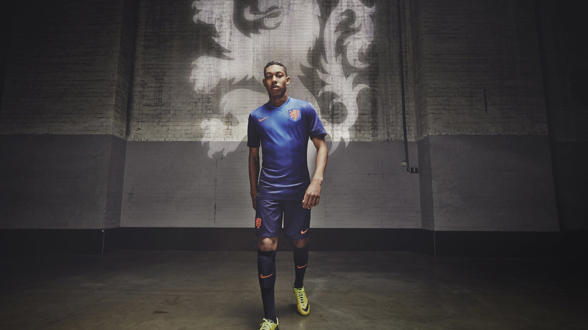 米兰体育报官网-英超对决：上下半场激烈变换的战术博弈，英超 对抗